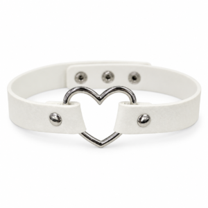 collar de cuero con corazón